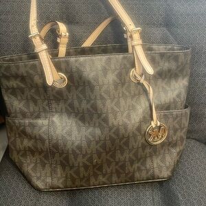 Micheal kors hand bag